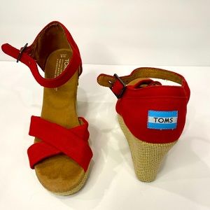 TOMS 8 Red Wedges